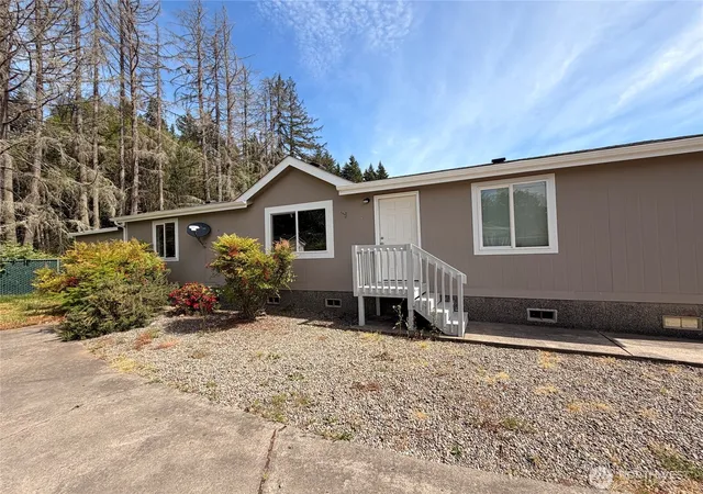 Photo 2 of Manufactured home for sale at 201 W Oakview Ave #24, Centralia, WA 98531 | MLS# NWM2540493 | Listing updated on 2026-09-29