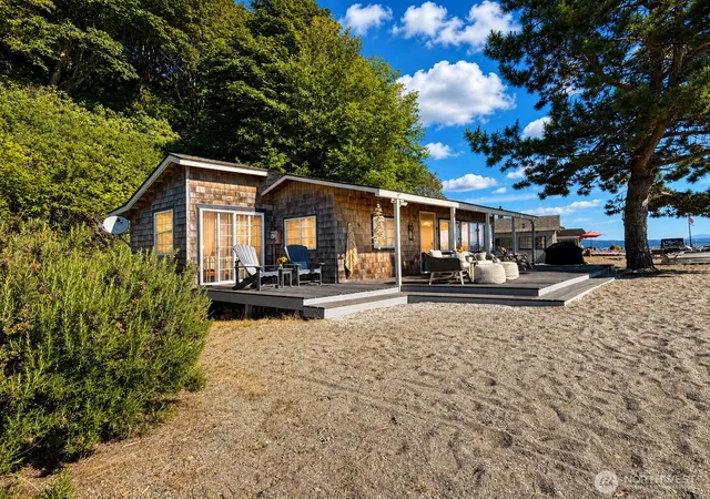 Photo 4 of Single family home for sale at 9 I Hat Is Walk, Hat Island, WA 98206 | MLS# NWM2540799 | Listing updated on 2026-09-22