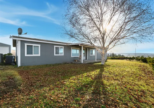 Photo 2 of Contingent at 401 Clemans View Rd, Selah, WA 98942 | MLS# NWM2540806 | Listing updated on 2026-09-22