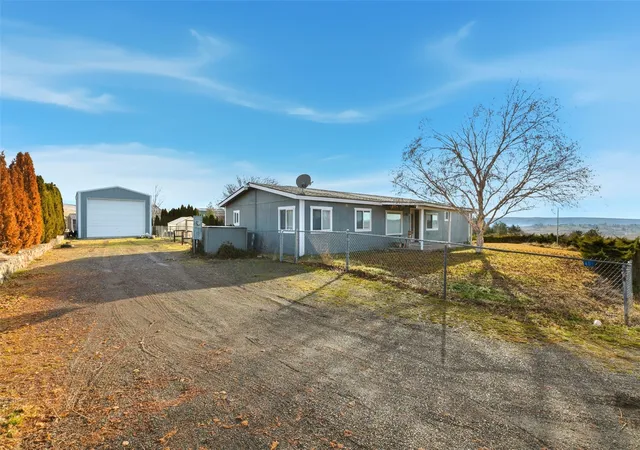 Photo 3 of Contingent at 401 Clemans View Rd, Selah, WA 98942 | MLS# NWM2540806 | Listing updated on 2026-09-22