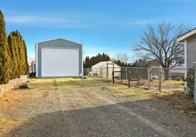 Photo 3 of Manufactured home for sale at 401 Clemans View Rd, Selah, WA 98942 | MLS# NWM2540806 | Listing updated on 2026-09-22