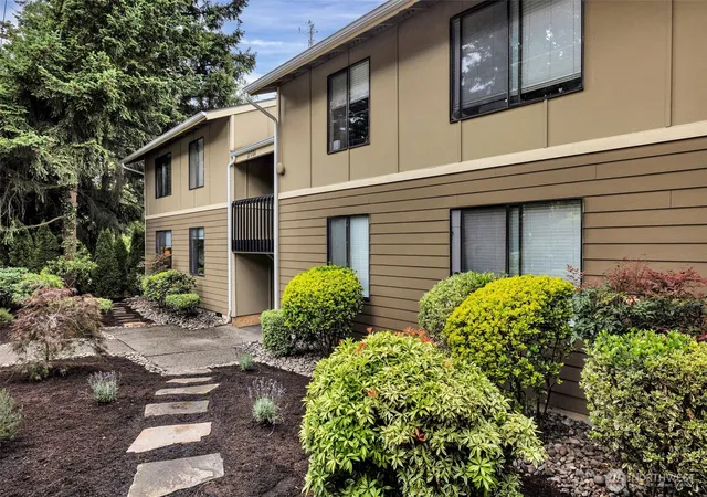 Photo 3 of Condo for sale at 11701 100th Avenue Ne #4, Kirkland, WA 98034 | MLS# NWM2540848 | Listing updated on 2026-09-29