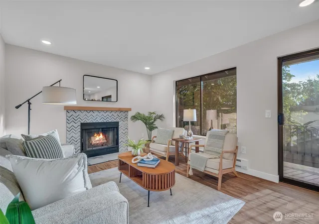 Condo for sale at 11701 100th Avenue NE #4, Kirkland, WA 98034 | MLS# NWM2540848
