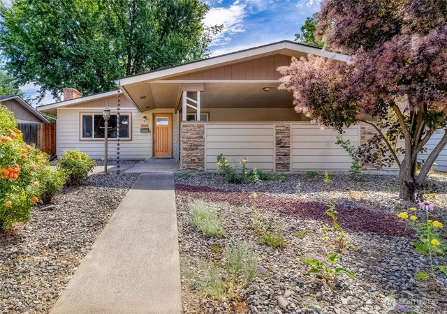 Photo 1 of Single family home for sale at 2016 Crawford Dr, Walla Walla, WA 99362 | MLS# NWM2540969 | Listing updated on 2026-09-23