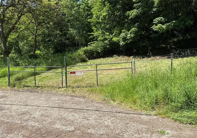 Photo 3 of Single family home for sale at 1020 S Valley St, Port Angeles, WA 98362 | MLS# NWM2540991 | Listing updated on 2026-09-22
