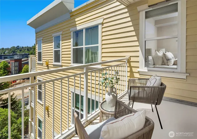 Photo 4 of Condo for sale at 2901 NE Blakeley St #409, Seattle, WA 98105 | MLS# NWM2541061 | Listing updated on 2026-09-22