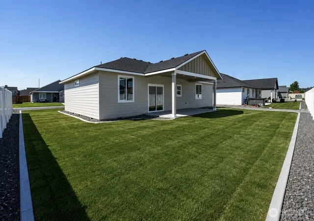 Photo 3 of Single family home for sale at 909 Ne 6th Avenue, Ephrata, WA 98823 | MLS# NWM2541132 | Listing updated on 2026-09-22