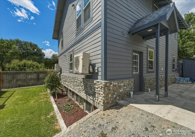 Photo 3 of Single family home for sale at 330 W Highland Ave, Chelan, WA 98816 | MLS# NWM2541171 | Listing updated on 2026-09-22