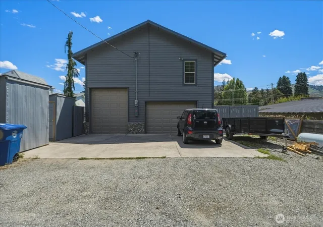 Photo 3 of Single family home for sale at 330 W Highland Ave, Chelan, WA 98816 | MLS# NWM2541171 | Listing updated on 2026-09-22