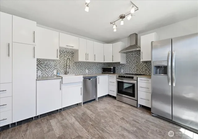 Photo 4 of Single family home for sale at 330 W Highland Ave, Chelan, WA 98816 | MLS# NWM2541171 | Listing updated on 2026-09-22
