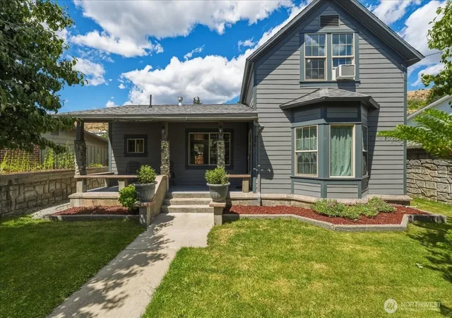 Photo 2 of Single family home for sale at 330 W Highland Ave, Chelan, WA 98816 | MLS# NWM2541171 | Listing updated on 2026-09-22