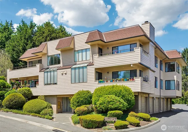 Photo 3 of Condo for sale at 910 S 248th Street #4, Des Moines, WA 98198 | MLS# NWM2541203 | Listing updated on 2026-10-05
