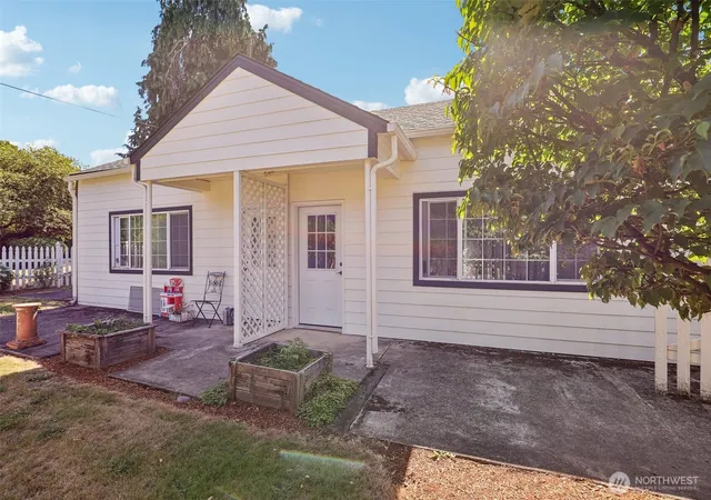 Photo 2 of Multi family home for sale at 18605 Ne Cramer Rd, Battle Ground, WA 98604 | MLS# NWM2541204 | Listing updated on 2026-09-22