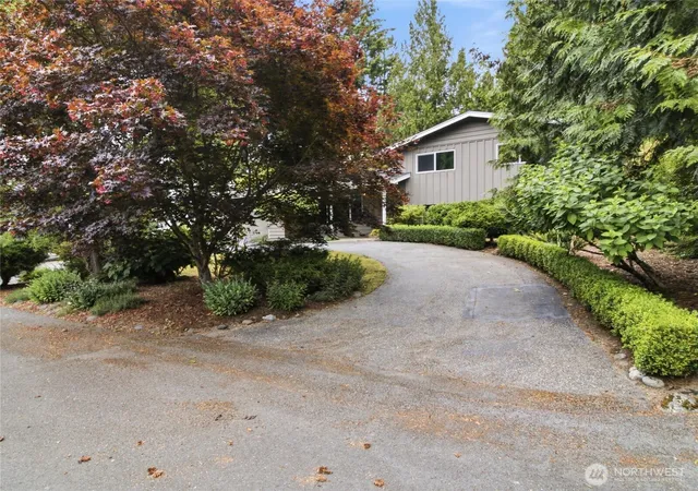 Photo 3 of Single family home for sale at 530 Ne David Dr, Bremerton, WA 98310 | MLS# NWM2541208 | Listing updated on 2026-10-03