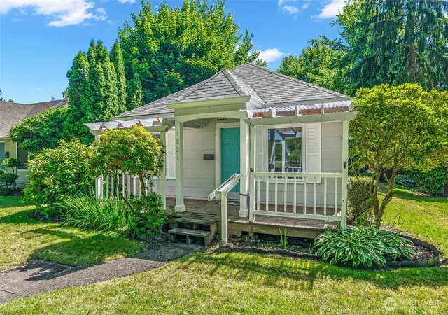 Photo 1 of Single family home for sale at 1821 Nichols Blvd, Longview, WA 98632 | MLS# NWM2541216 | Listing updated on 2026-09-22