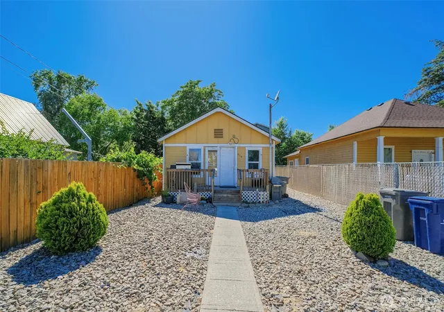 Photo 1 of Single family home for sale at 814 816 Cascade St, Wenatchee, WA 98801 | MLS# NWM2541284 | Listing updated on 2026-09-21