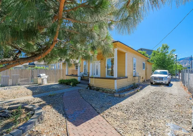 Photo 3 of Single family home for sale at 814 816 Cascade St, Wenatchee, WA 98801 | MLS# NWM2541284 | Listing updated on 2026-09-21