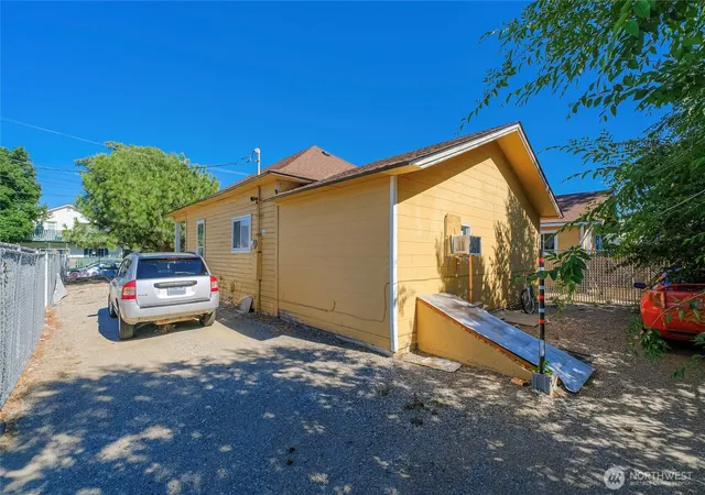 Photo 4 of Single family home for sale at 814 816 Cascade St, Wenatchee, WA 98801 | MLS# NWM2541284 | Listing updated on 2026-09-21