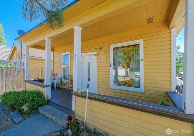 Photo 2 of Single family home for sale at 814 816 Cascade St, Wenatchee, WA 98801 | MLS# NWM2541284 | Listing updated on 2026-09-21