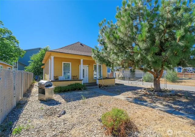 Photo 3 of Single family home for sale at 814 816 Cascade St, Wenatchee, WA 98801 | MLS# NWM2541284 | Listing updated on 2026-09-21