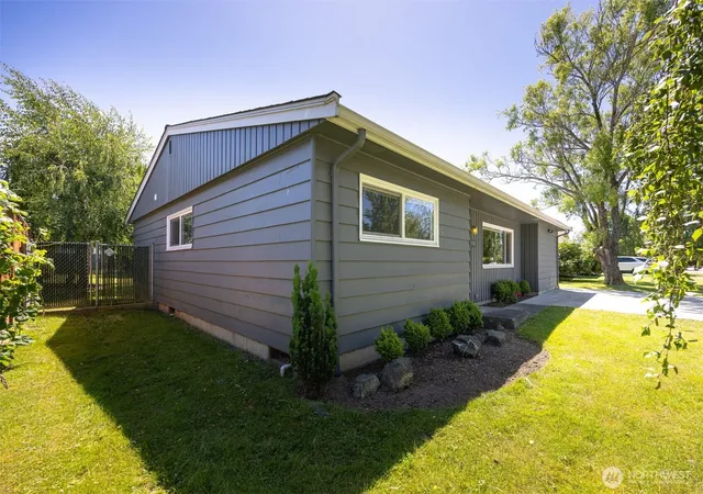 Photo 3 of Sale Pending at 2918 Patton St, Bellingham, WA 98225 | MLS# NWM2541349 | Listing updated on 2026-09-25