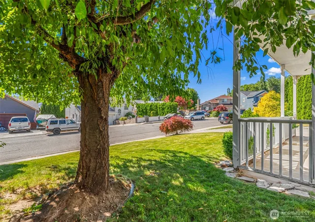 Photo 2 of Single family home for sale at 121 Manhattan Sq, East Wenatchee, WA 98802 | MLS# NWM2541410 | Listing updated on 2026-09-22