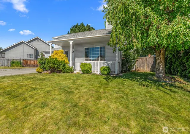 Photo 3 of Single family home for sale at 121 Manhattan Sq, East Wenatchee, WA 98802 | MLS# NWM2541410 | Listing updated on 2026-09-22