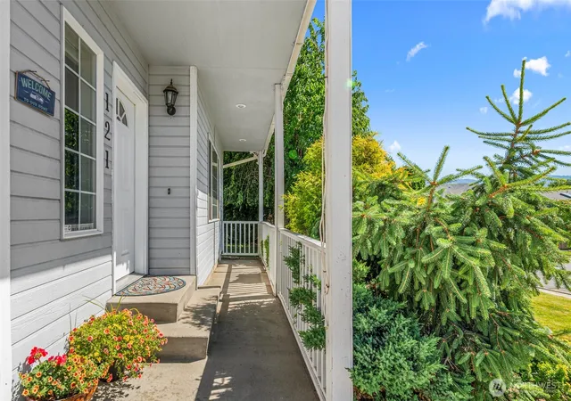Photo 3 of Single family home for sale at 121 Manhattan Sq, East Wenatchee, WA 98802 | MLS# NWM2541410 | Listing updated on 2026-09-22