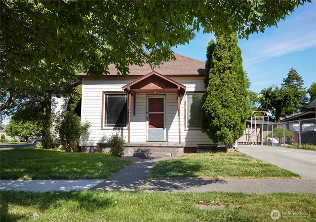 Photo 1 of Sale Pending at 303 E Oak St, Walla Walla, WA 99362 | MLS# NWM2541527 | Listing updated on 2026-09-25