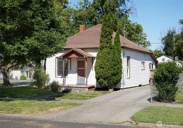 Photo 2 of Sale Pending at 303 E Oak St, Walla Walla, WA 99362 | MLS# NWM2541527 | Listing updated on 2026-09-25