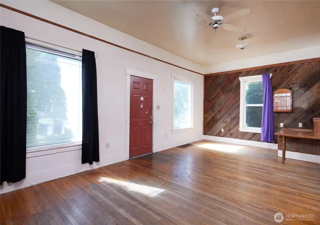 Photo 3 of Sale Pending at 303 E Oak St, Walla Walla, WA 99362 | MLS# NWM2541527 | Listing updated on 2026-09-25