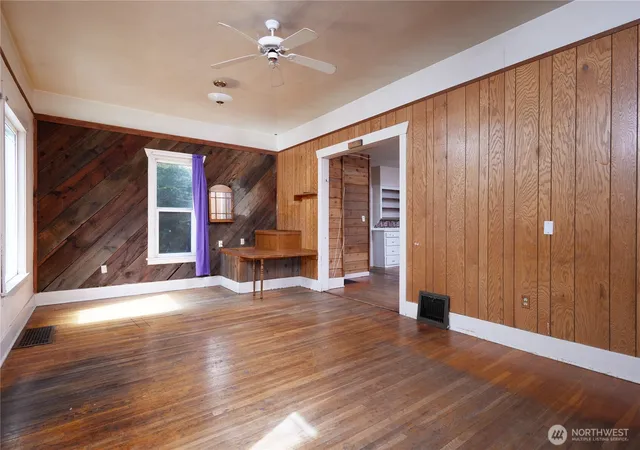 Photo 3 of Sale Pending at 303 E Oak St, Walla Walla, WA 99362 | MLS# NWM2541527 | Listing updated on 2026-09-25