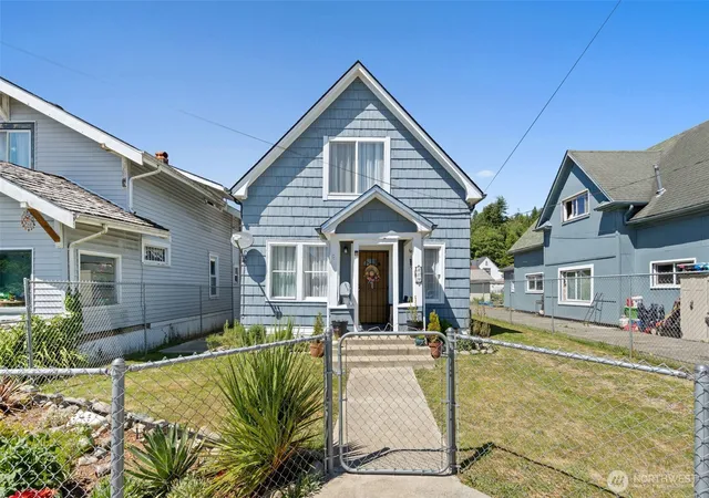 Photo 3 of Sale Pending at 419 Karr Ave, Hoquiam, WA 98550 | MLS# NWM2541582 | Listing updated on 2026-09-23