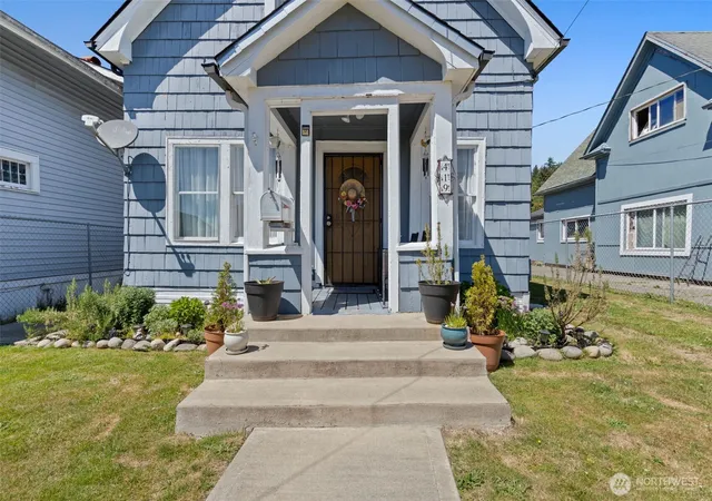 Photo 3 of Sale Pending at 419 Karr Ave, Hoquiam, WA 98550 | MLS# NWM2541582 | Listing updated on 2026-09-23
