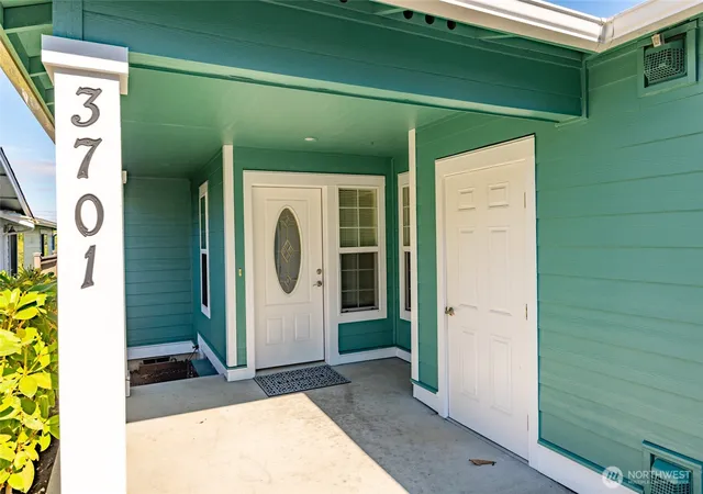 Photo 3 of Condo for sale at 3701 Portage Ln, Anacortes, WA 98221 | MLS# NWM2541612 | Listing updated on 2026-09-23