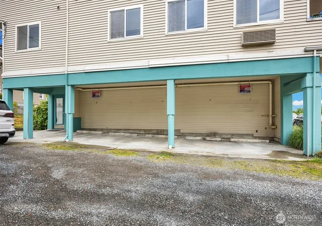 Photo 4 of Multi family home for sale at 816 N 38th Street, Seattle, WA 98103 | MLS# NWM2541763 | Listing updated on 2026-09-22