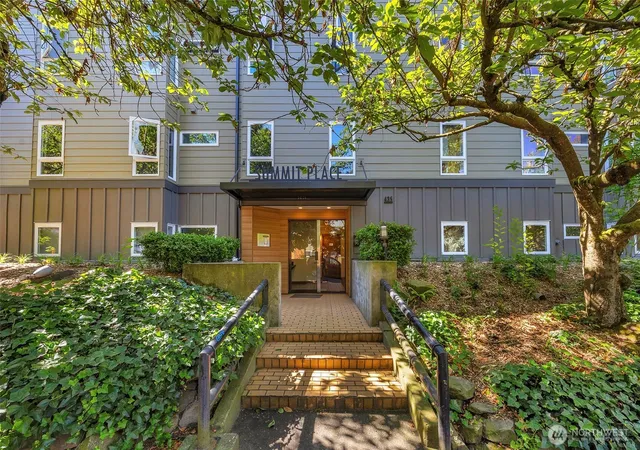 Photo 2 of Condo for sale at 435 Summit Ave E #402, Seattle, WA 98102 | MLS# NWM2541899 | Listing updated on 2026-09-22