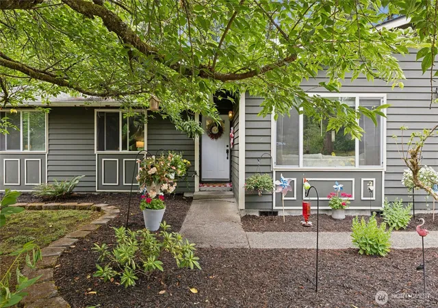 Photo 3 of Sale Pending at 8915 Quinault Dr Ne, Olympia, WA 98516 | MLS# NWM2542248 | Listing updated on 2026-09-25