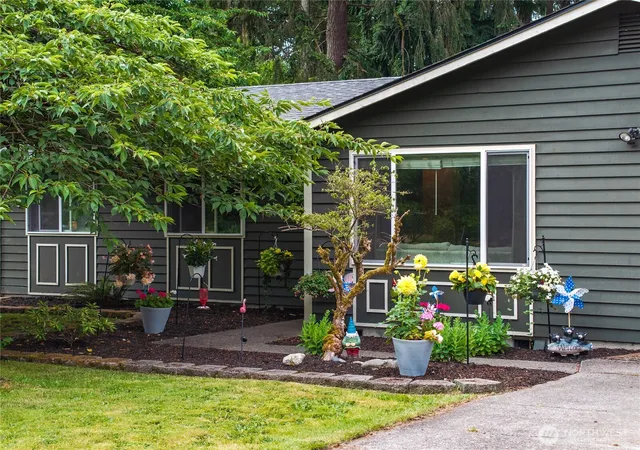 Photo 3 of Sale Pending at 8915 Quinault Dr NE, Olympia, WA 98516 | MLS# NWM2542248 | Listing updated on 2026-09-25