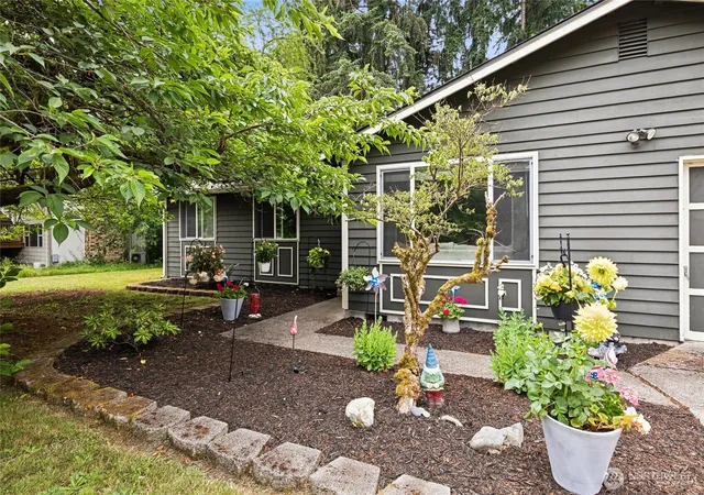 Photo 4 of Sale Pending at 8915 Quinault Dr NE, Olympia, WA 98516 | MLS# NWM2542248 | Listing updated on 2026-09-25