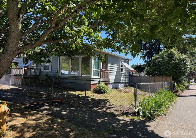 Photo 4 of Single family home for sale at 5050 50th Avenue SW, Seattle, WA 98136 | MLS# NWM2542307 | Listing updated on 2026-09-22