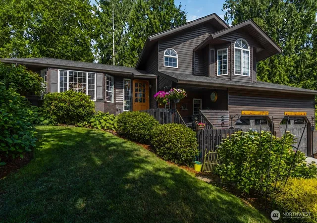 Photo 2 of Single family home for sale at 209 W Beacon Hl Dr, Longview, WA 98632 | MLS# NWM2542315 | Listing updated on 2026-09-22