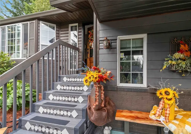 Photo 3 of Single family home for sale at 209 W Beacon Hl Dr, Longview, WA 98632 | MLS# NWM2542315 | Listing updated on 2026-09-22