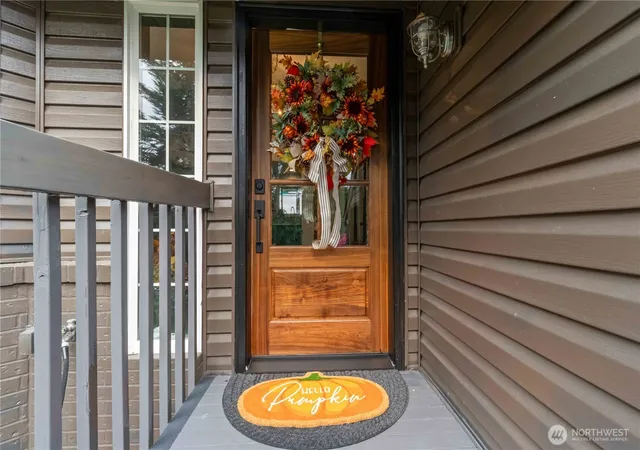 Photo 3 of Single family home for sale at 209 W Beacon Hl Dr, Longview, WA 98632 | MLS# NWM2542315 | Listing updated on 2026-09-22