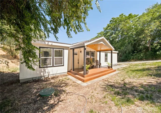 Photo 2 of Manufactured home for sale at 329 E Franklin St, Chelan, WA 98816 | MLS# NWM2542510 | Listing updated on 2026-09-22