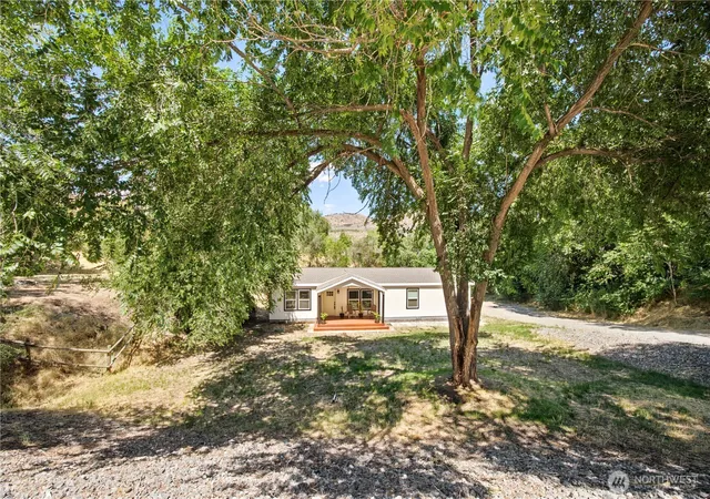 Photo 3 of Manufactured home for sale at 329 E Franklin St, Chelan, WA 98816 | MLS# NWM2542510 | Listing updated on 2026-09-22