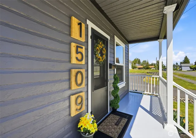 Photo 3 of Single family home for sale at 1509 20th Street, Everett, WA 98201 | MLS# NWM2542548 | Listing updated on 2026-10-02