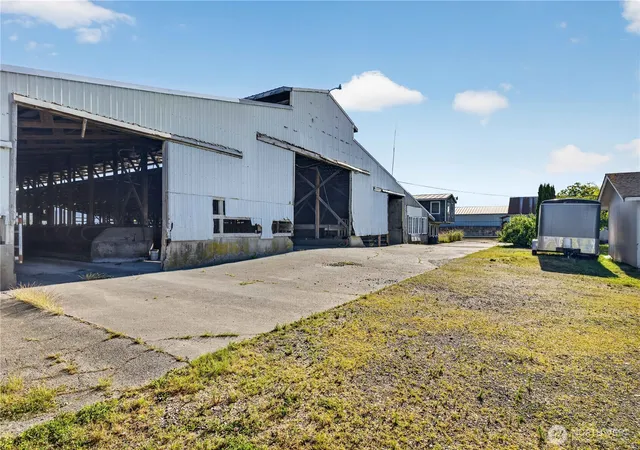 Photo 4 of Sale Pending at 19933 Cook Rd, Burlington, WA 98233 | MLS# NWM2542658 | Listing updated on 2026-09-21