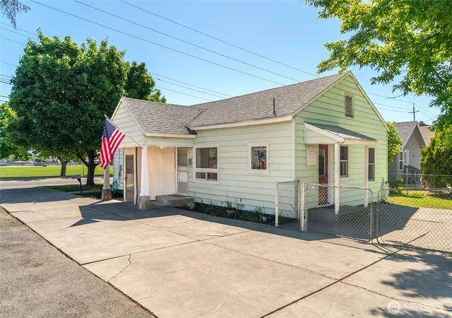 Photo 1 of Single family home for sale at 606 S Miller St, Wenatchee, WA 98801 | MLS# NWM2542696 | Listing updated on 2026-09-22
