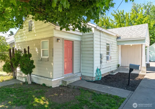 Photo 2 of Single family home for sale at 606 S Miller St, Wenatchee, WA 98801 | MLS# NWM2542696 | Listing updated on 2026-09-22